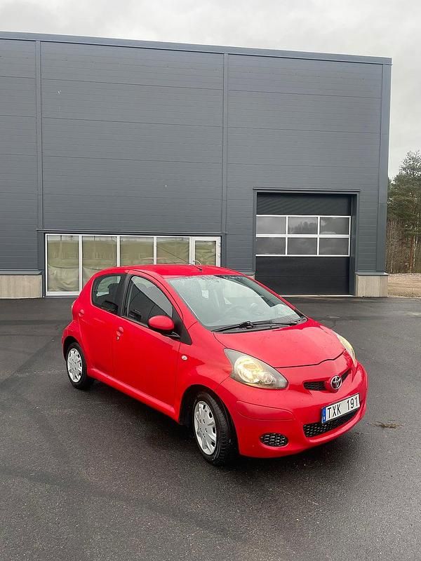 Begagnad Toyota Aygo 68 HK (50 kW) 2009 Röd Halvkombi