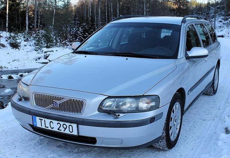 Grå Begagnad 2002 Volvo V70 Kombi | 28 000 kr (Marknadspris) - Bild 1/4