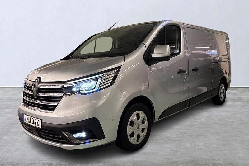 Grå Begagnad 2024 Renault Trafic Minibuss | 369 000 kr (Marknadspris) - Bild 1/4
