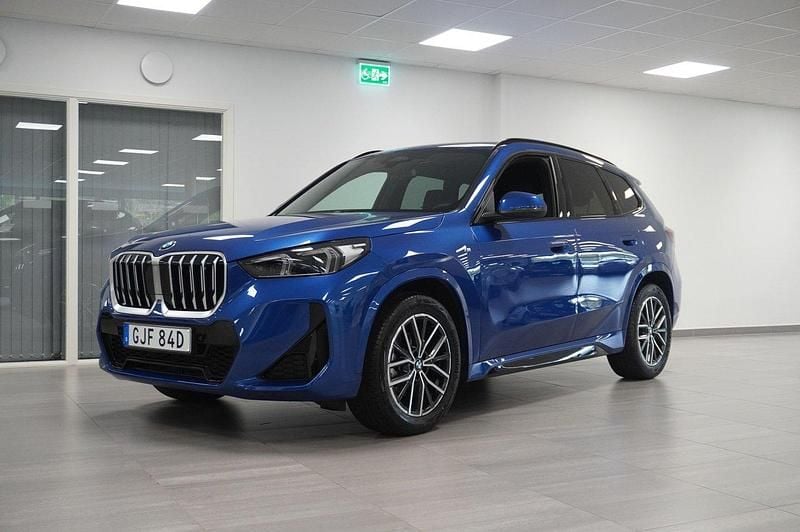 Blå Begagnad 2025 BMW X1 M Sport SUV | 449 800 kr (Dyr) - Bild 1/4