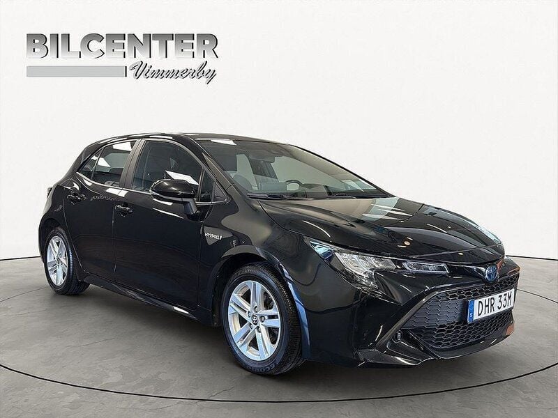 Svart Begagnad 2020 Toyota Corolla Active Halvkombi | 209 900 kr (Marknadspris) - Bild 1/4