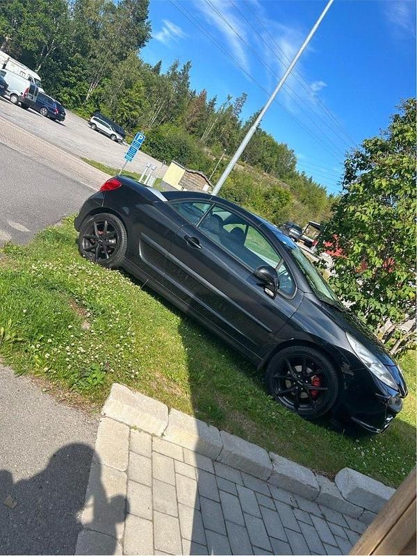 Svart Begagnad 2007 Peugeot 207 CC Cab | 40 000 kr (Marknadspris) - Bild 1/4