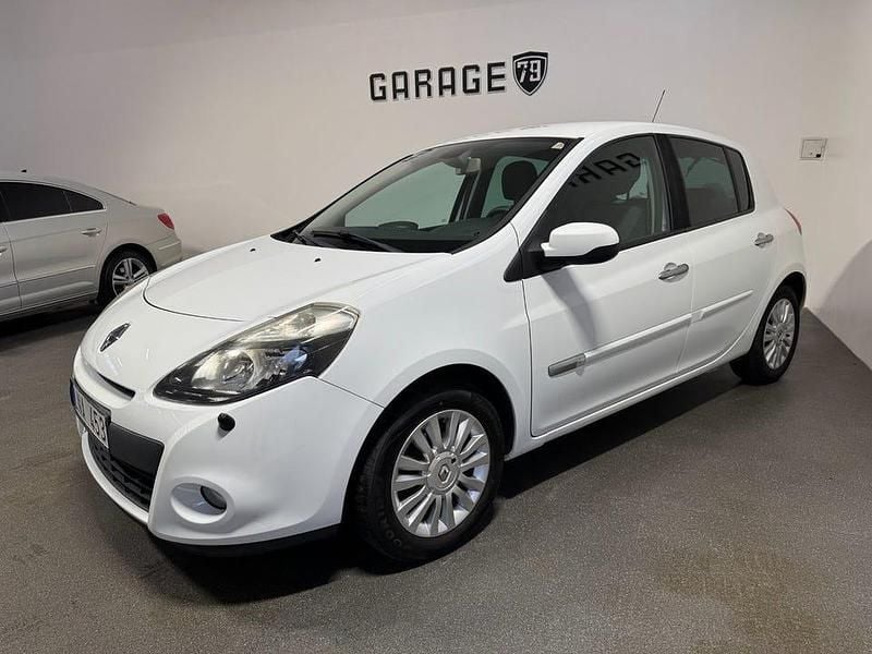 Vit Begagnad 2010 Renault Clio R.S. Halvkombi | 37 900 kr (Marknadspris) - Bild 1/4
