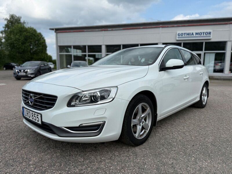 Vit Begagnad 2015 Volvo V60 Momentum Kombi | 122 900 kr (Bra pris) - Bild 1/4