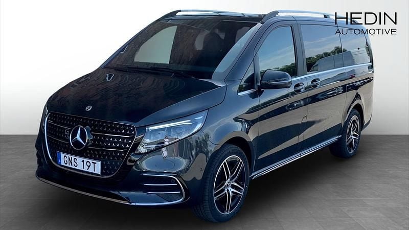 Grå Begagnad 2025 Mercedes V300 Minibuss | 899 000 kr - Bild 1/4