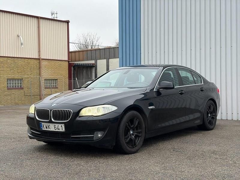 Svart Begagnad 2011 BMW 523 Sedan | 79 900 kr (Superpris) - Bild 1/4