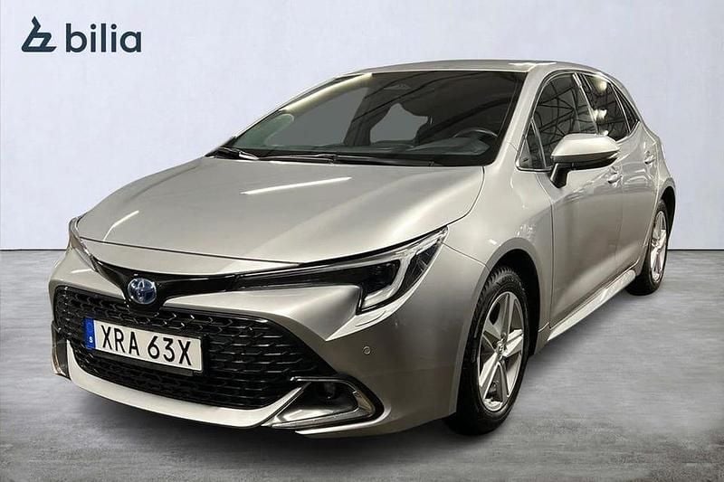 Silver Begagnad 2024 Toyota Corolla Hybrid Style Halvkombi | 299 900 kr (Marknadspris) - Bild 1/3