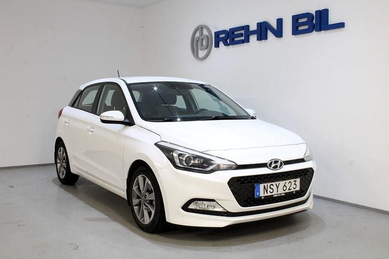 Vit Begagnad 2015 Hyundai i20 Halvkombi | 74 000 kr (Marknadspris) - Bild 1/4