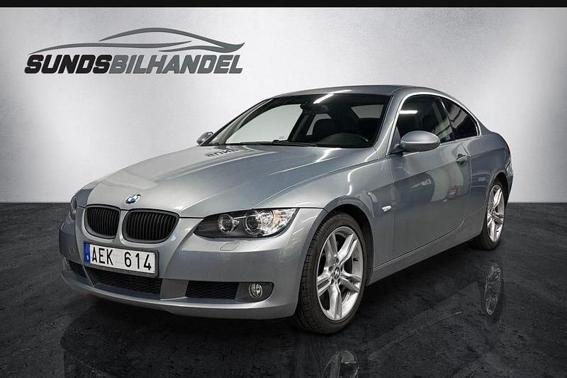 Grå Begagnad 2007 BMW 330 Comfort Edition Sportkupé | 138 900 kr (Marknadspris) - Bild 1/4