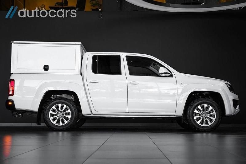 Vit Begagnad 2018 VW Amarok SE Pickup | 548 750 kr (Marknadspris) - Bild 1/4