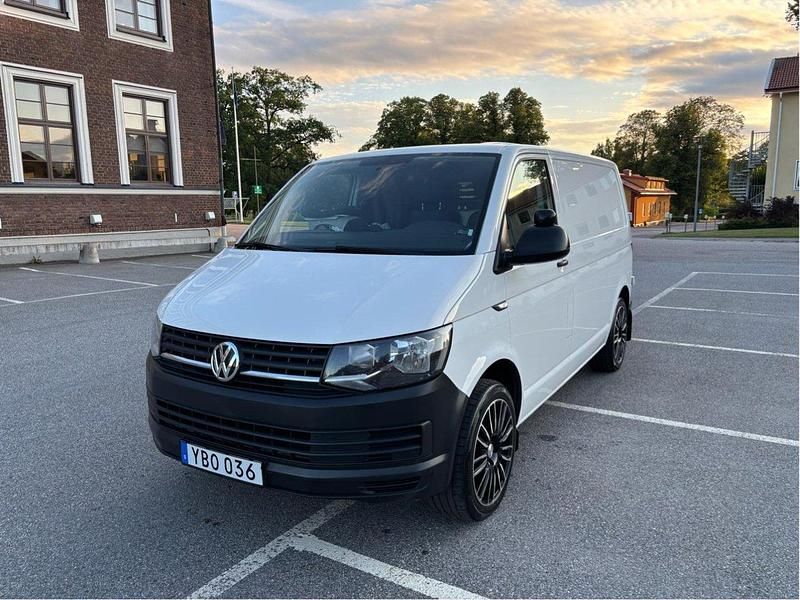 Vit Begagnad 2016 VW T6 Van | 169 000 kr (Marknadspris) - Bild 1/4
