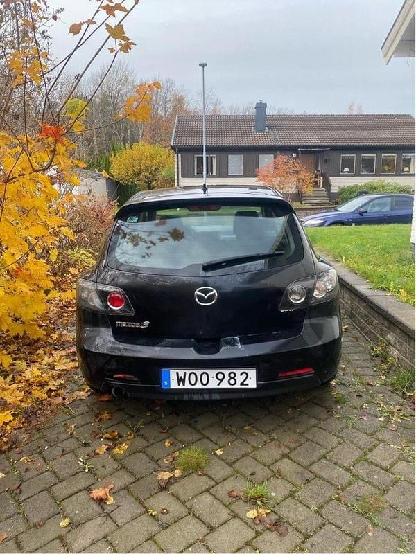 Svart Begagnad 2005 Mazda 3 Inclusive Halvkombi | 17 500 kr (Bra pris) - Bild 1/3