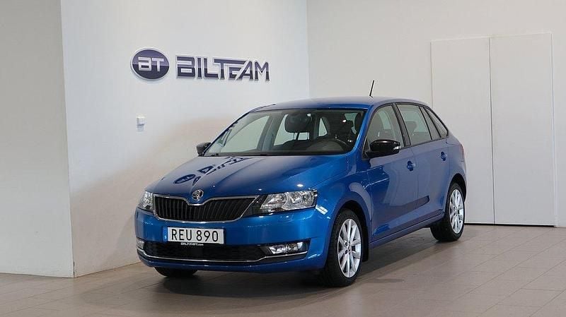 Blå (raceblå metallic) Begagnad 2017 Skoda Rapid Style Halvkombi | 139 900 kr (Marknadspris) - Bild 1/4