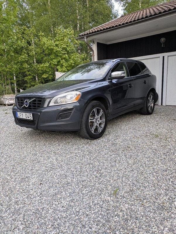 Grå Begagnad 2011 Volvo XC60 Summum SUV | 99 000 kr (Bra pris) - Bild 1/4