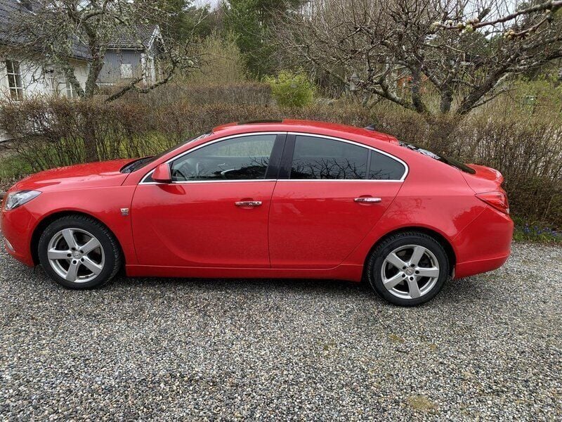 Röd Begagnad 2012 Opel Insignia Cosmo Halvkombi | 40 000 kr (Bra pris) - Bild 1/4