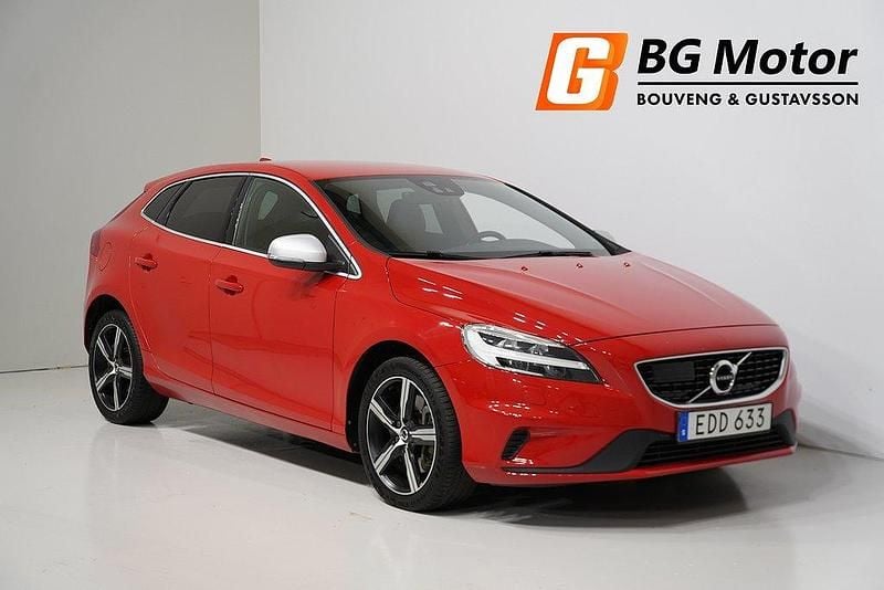 Röd Begagnad 2018 Volvo V40 R-Design Momentum Kombi | 169 800 kr (Marknadspris) - Bild 1/4