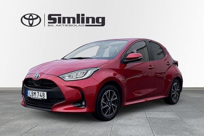 Röd Begagnad 2023 Toyota Yaris Hybrid Active Halvkombi | 234 900 kr (Lite dyr) - Bild 1/4