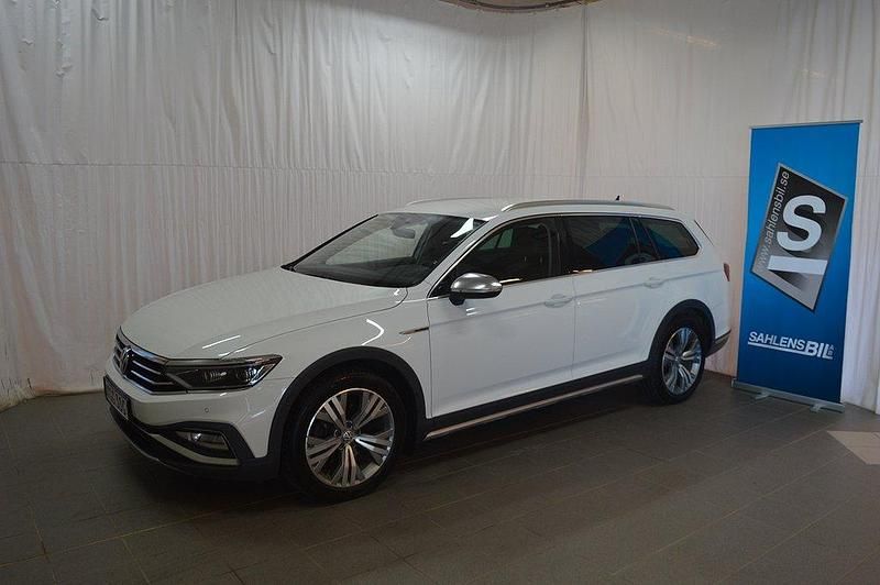 Gul (vit) Begagnad 2020 VW Passat Alltrack Kombi | 169 000 kr (Marknadspris) - Bild 1/4
