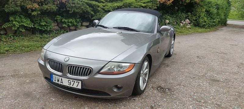 Grå Begagnad 2003 BMW Z4 Cab | 149 900 kr (Marknadspris) - Bild 1/4