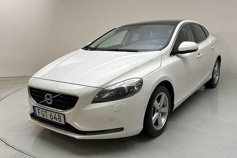 Vit Begagnad 2015 Volvo V40 Momentum | 70 000 kr (Bra pris) - Bild 1/4