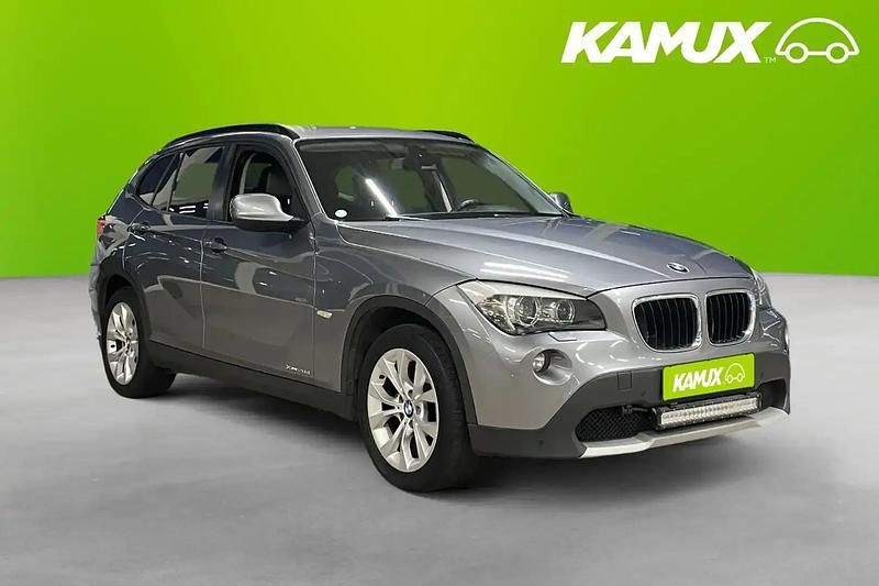 Silver/grå Begagnad 2010 BMW X1 SUV | 124 800 kr (Lite dyr) - Bild 1/4