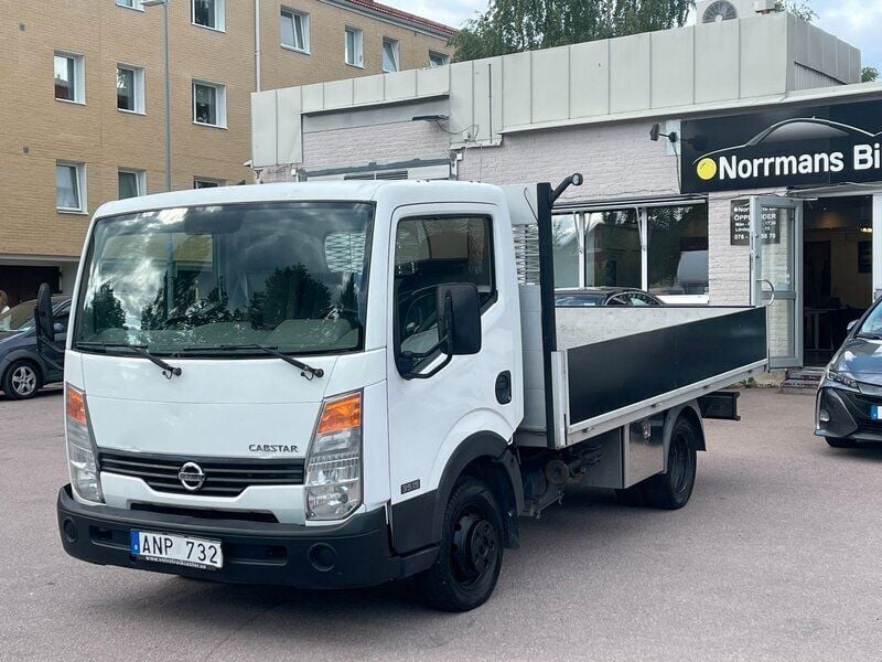 Vit Begagnad 2009 Nissan Cabstar Pickup | 148 000 kr - Bild 1/4