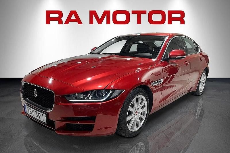 Begagnad Jaguar XE 180 HK (132 kW) 2017 Röd (röd metallic) Sedan