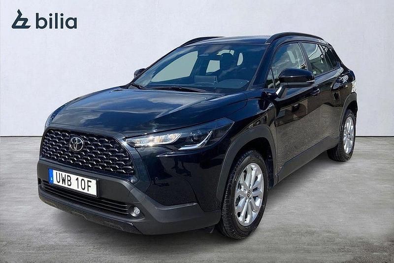 Svart Begagnad 2025 Toyota Corolla Cross Active SUV | 369 900 kr (Marknadspris) - Bild 1/4