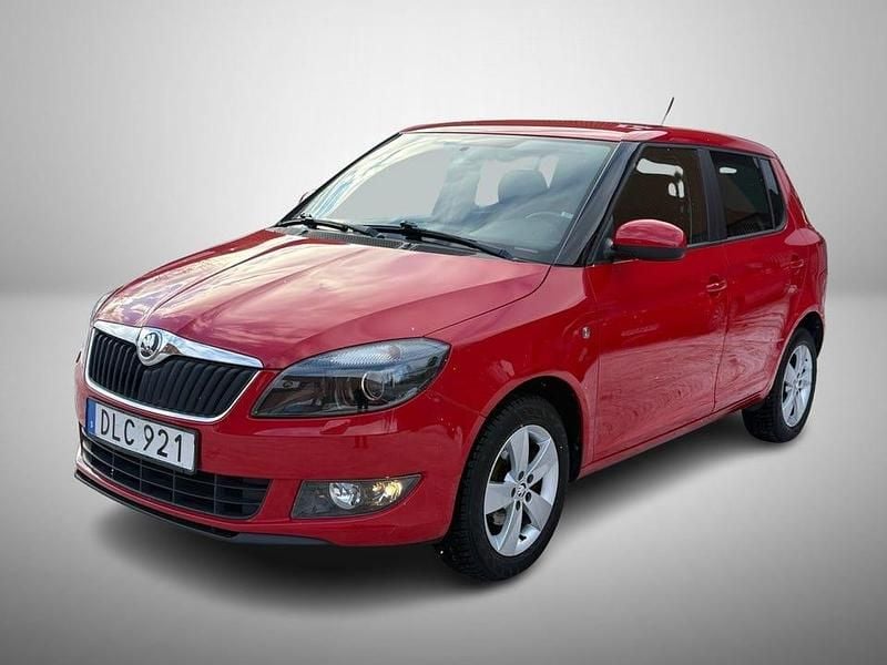 Röd Begagnad 2015 Skoda Fabia Ambiente | 92 900 kr (Marknadspris) - Bild 1/4