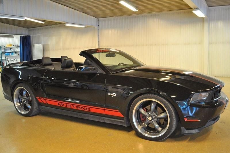 Svart Begagnad 2012 Ford Mustang GT Cab | 219 000 kr (Marknadspris) - Bild 1/4