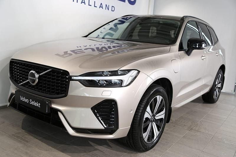 Ljusgrå (grå) Begagnad 2025 Volvo XC60 Plus SUV | 549 500 kr (Marknadspris) - Bild 1/4