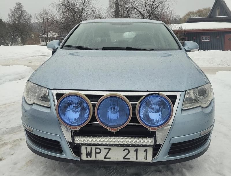 Blå Begagnad 2006 VW Passat Comfortline Sedan | 5 000 kr (Superpris) - Bild 1/3