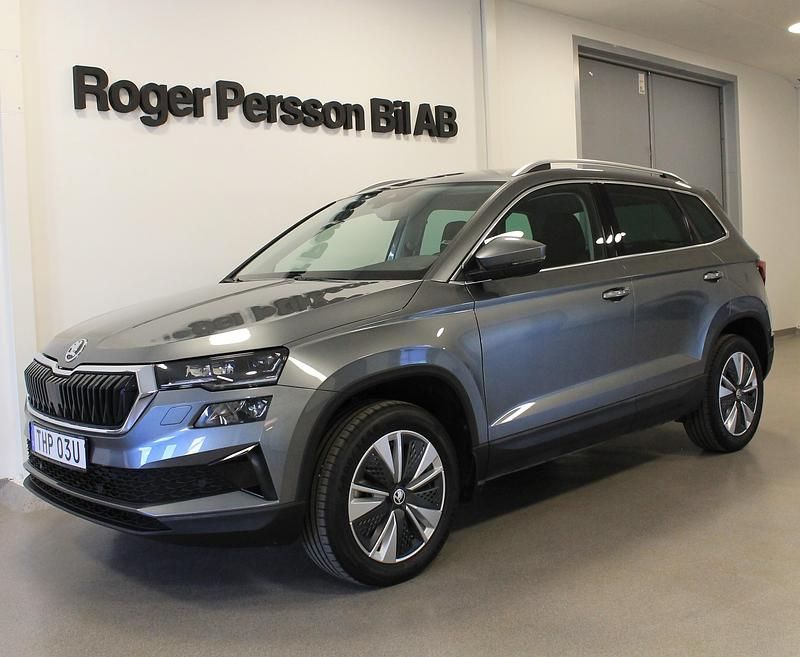 Grå Begagnad 2023 Skoda Karoq Style SUV | 309 000 kr (Marknadspris) - Bild 1/4