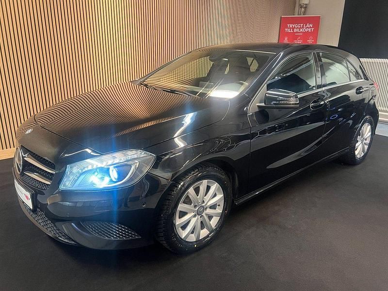Svart Begagnad 2015 Mercedes A180 Style Halvkombi | 144 900 kr (Marknadspris) - Bild 1/4