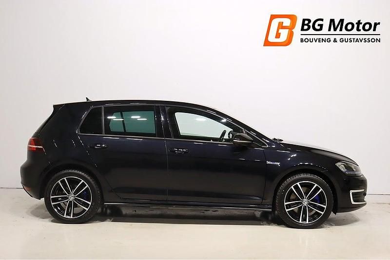 Begagnad VW Golf VII GTE 204 HK (150 kW) 2016 Svart Halvkombi
