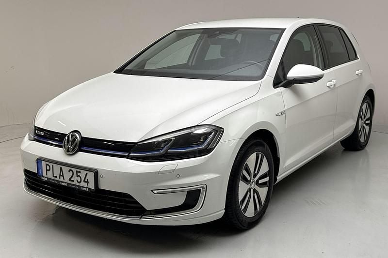Vit Begagnad 2017 VW e-Golf Halvkombi | 160 000 kr - Bild 1/4