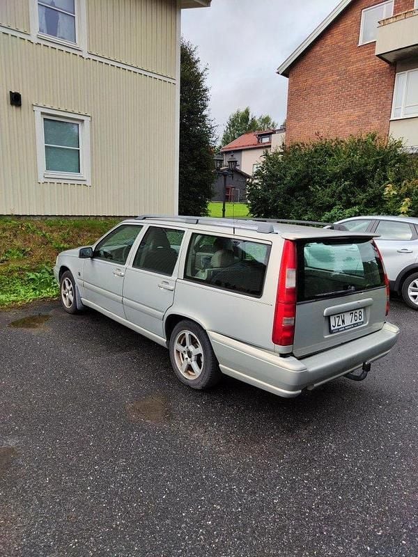Grå Begagnad 2000 Volvo V70 Kombi | 7 500 kr (Superpris) - Bild 1/4