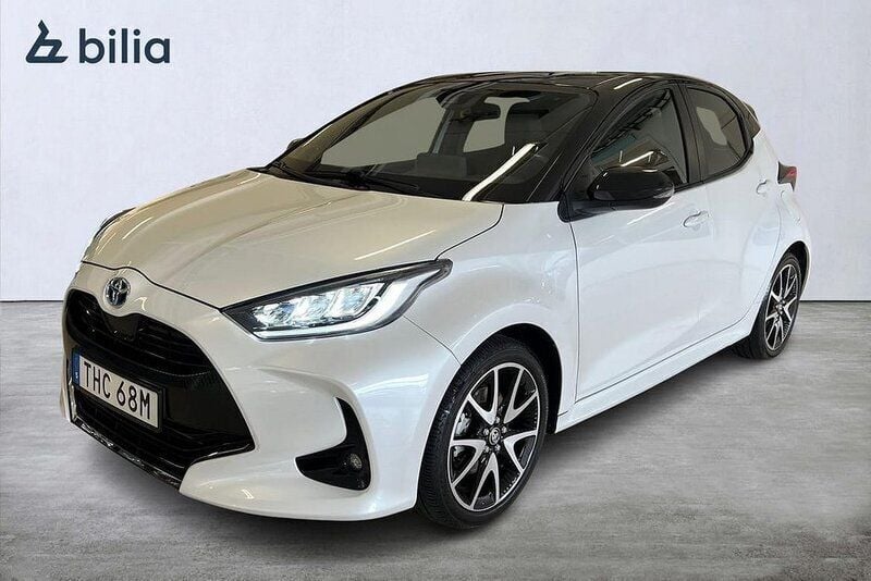 Vit Begagnad 2021 Toyota Yaris Hybrid Style Halvkombi | 229 900 kr (Marknadspris) - Bild 1/4