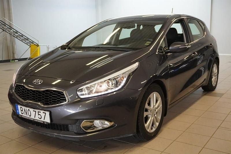 Begagnad Kia Ceed 135 HK (99 kW) 2015 Grå Halvkombi
