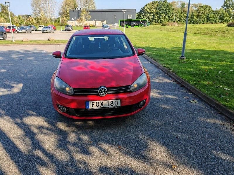 Röd Begagnad 2011 VW Golf Halvkombi | 43 000 kr (Marknadspris) - Bild 1/4