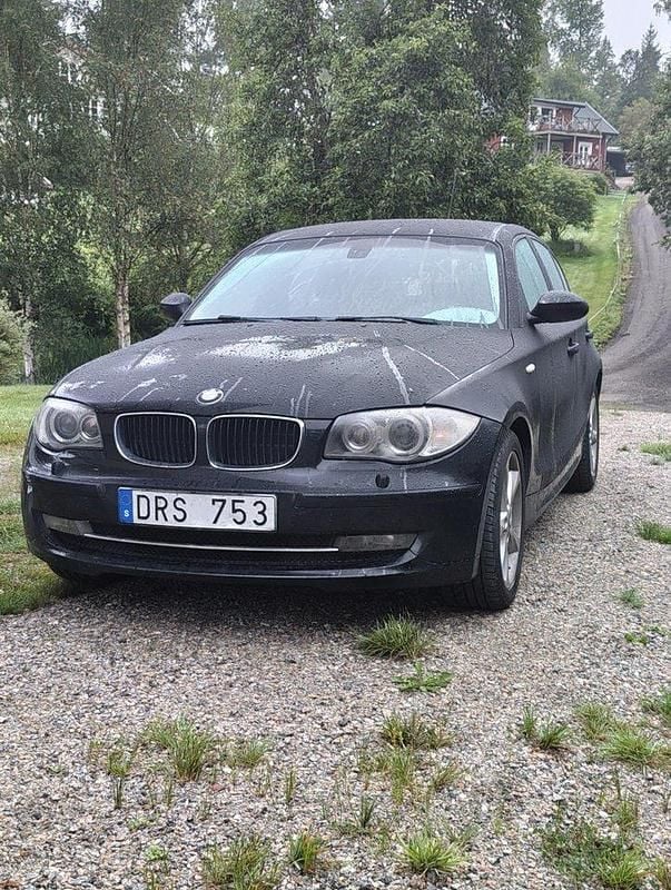 Svart Begagnad 2009 BMW 116 Advantage Halvkombi | 40 000 kr (Superpris) - Bild 1/4