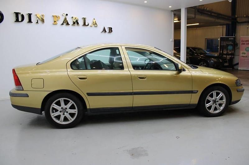 Begagnad Volvo S60 Business Edition 200 HK (147 kW) 2003 Gul Sedan