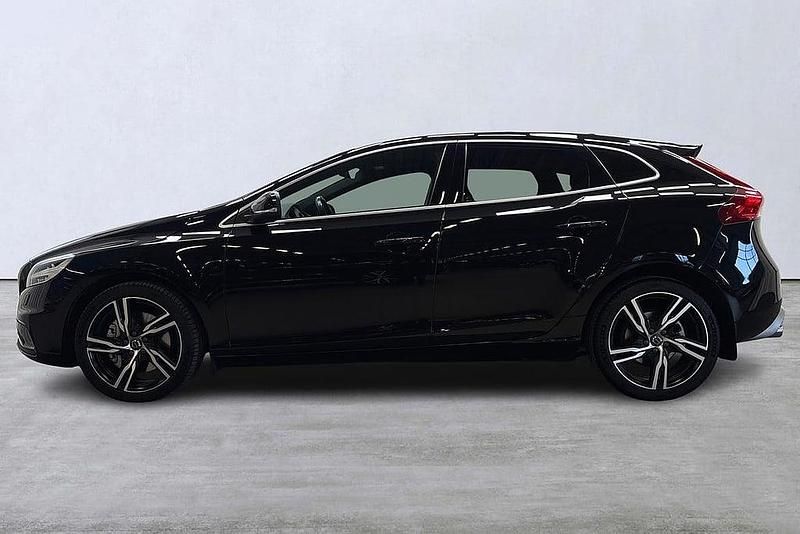 Begagnad Volvo V40 R-Design 151 HK (111 kW) 2019 Svart Halvkombi