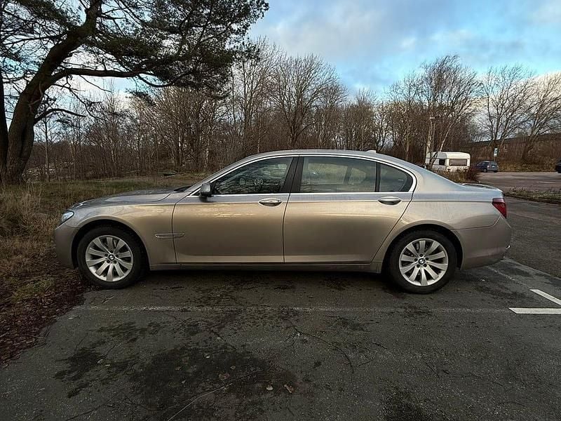 Beige metallic Begagnad 2014 BMW 730 Sedan | 149 500 kr - Bild 1/4