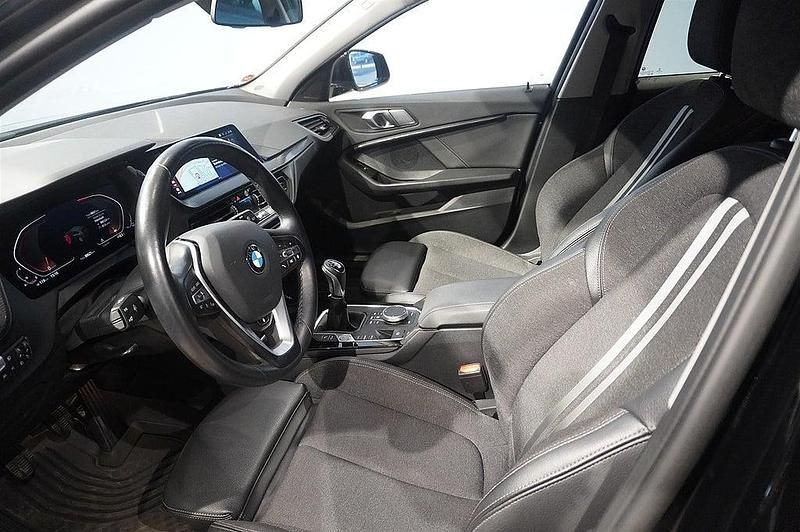 Begagnad BMW 118 Sport Line 136 HK (100 kW) 2021 Svart ii Halvkombi