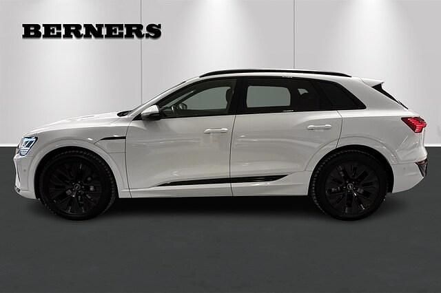 Begagnad Audi Q8 e-tron Proline 253 kW (344 HK) 2023 Glaciärvit metallic SUV