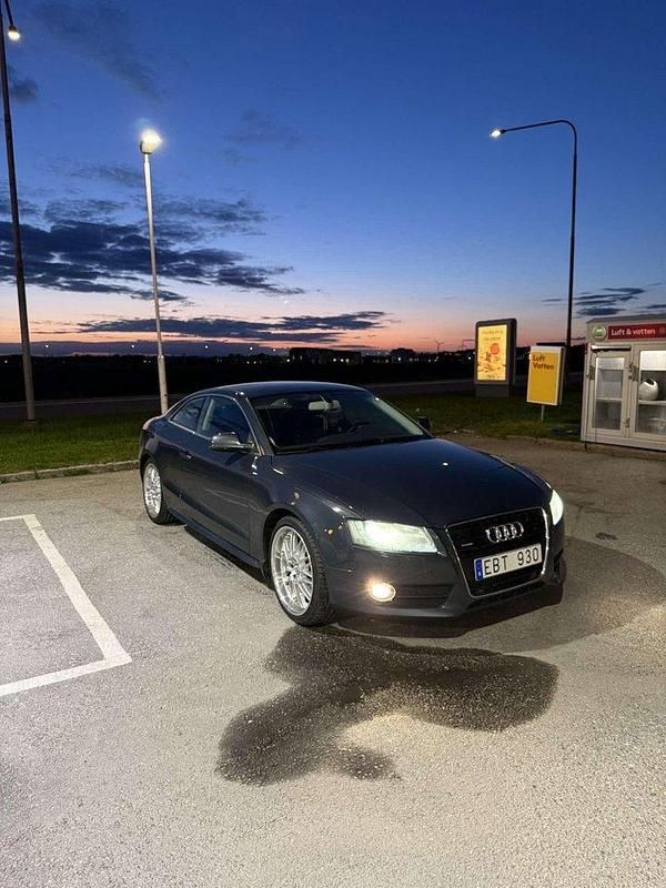 Grå Begagnad 2011 Audi A5 Comfort Sportkupé | 105 000 kr (Marknadspris) - Bild 1/4
