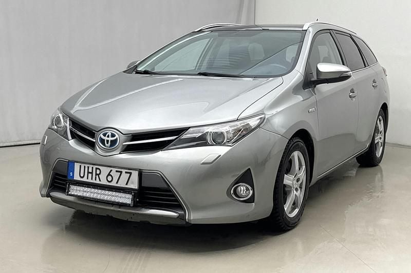 Ljusgrå Begagnad 2014 Toyota Auris Kombi | 128 000 kr (Bra pris) - Bild 1/4