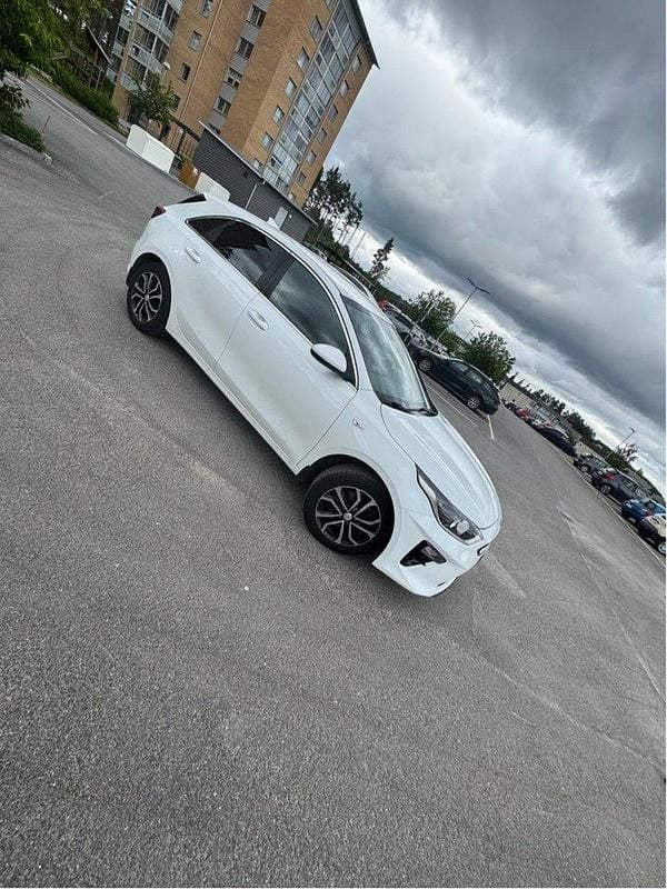 Vit Begagnad 2019 Kia Ceed Halvkombi | 160 000 kr (Marknadspris) - Bild 1/4