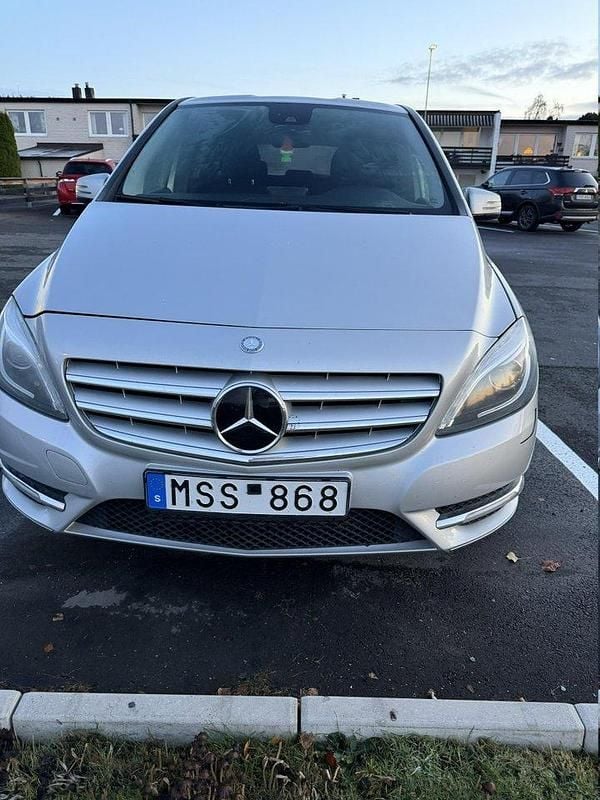 Silver Begagnad 2012 Mercedes B180 Minibuss | 92 900 kr (Bra pris) - Bild 1/4